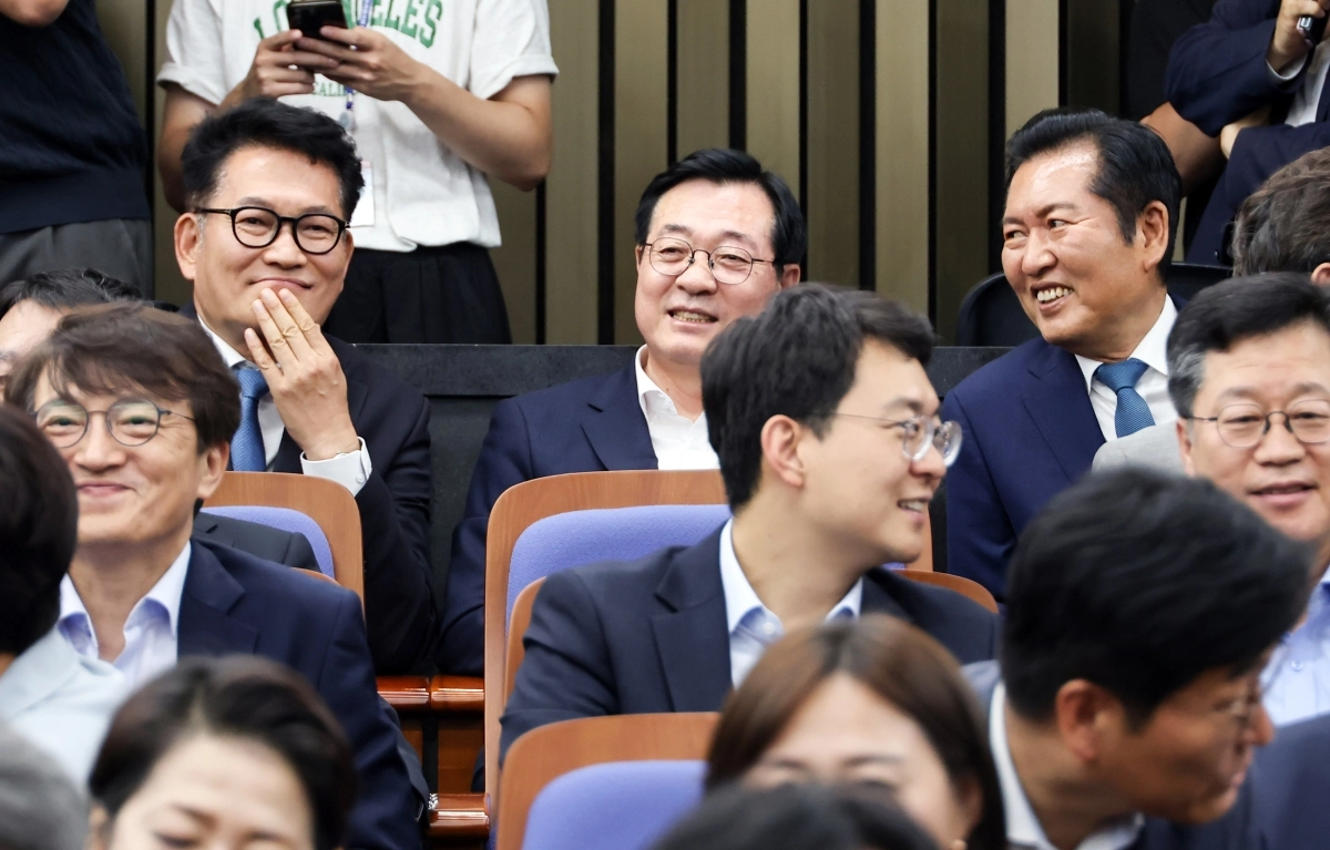 의원총회에서 만난 송영길·정청래
