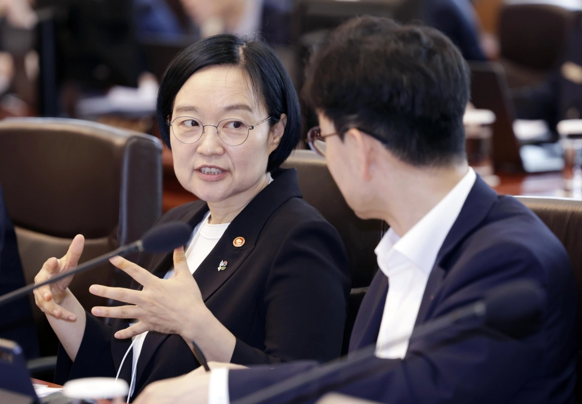윤창렬 국무조정실장과 대화하는 한성숙 총리 후보자