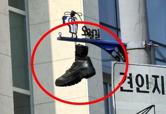 광주 도심에 걸린 군화