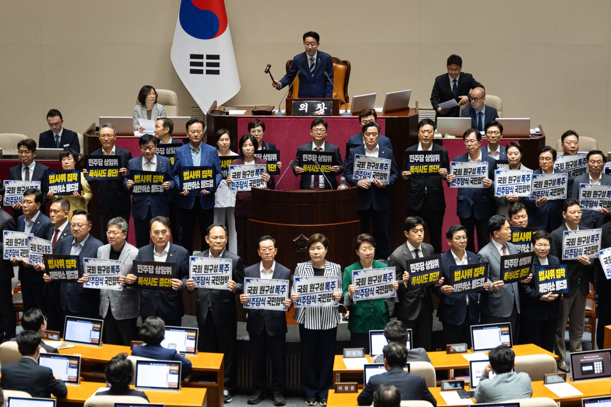 야당, 의장석 앞 항의 시위