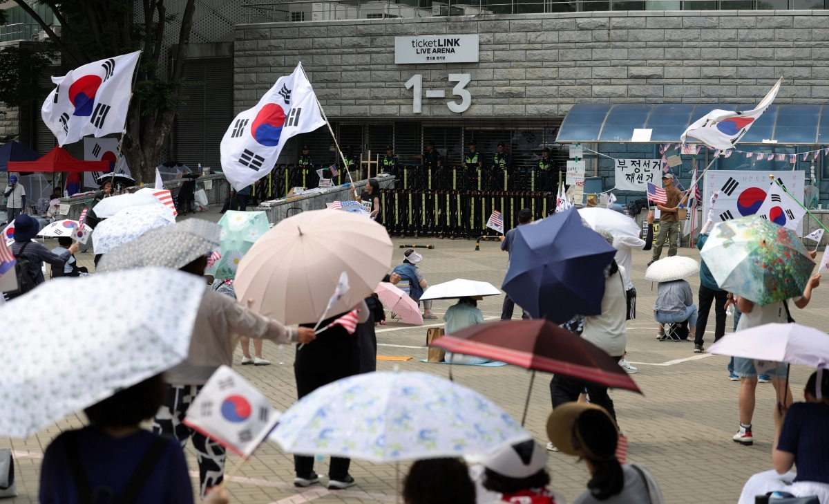투표용지 부족 사태에 항의하는 개표소 봉쇄 시위가 26일째 이어지고 있는 30일 오후 서울 송파구 올림픽공원 핸드볼경기장 앞에서 참가자들이 태극기와 성조기를 흔들며 “부정선거, 재선거, 당일투표, 수개표”를 외치고 있다. 2026.06.30.  뉴시스