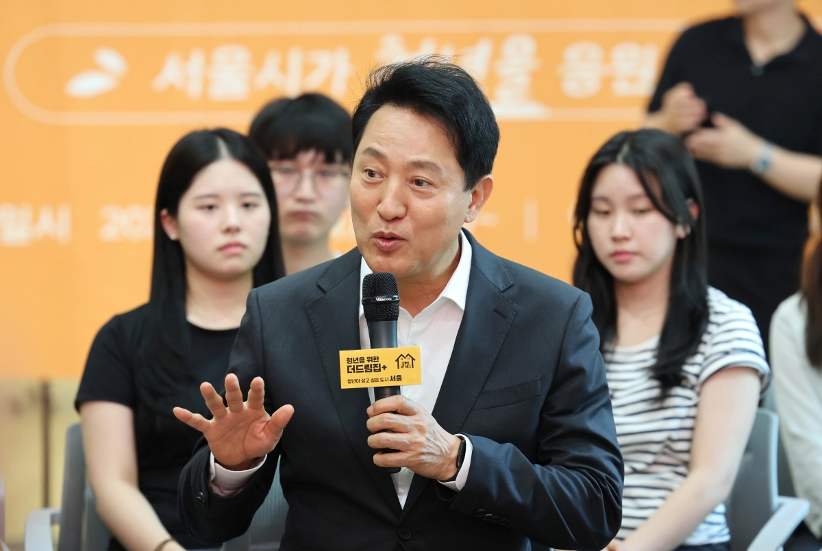오세훈(가운데) 서울시장이 30일 서울 광진구 건국대 신공학관에서 열린 ‘청년주거정책 타운홀 미팅’에서 한 대학생의 질문에 답하고 있다. 연합뉴스