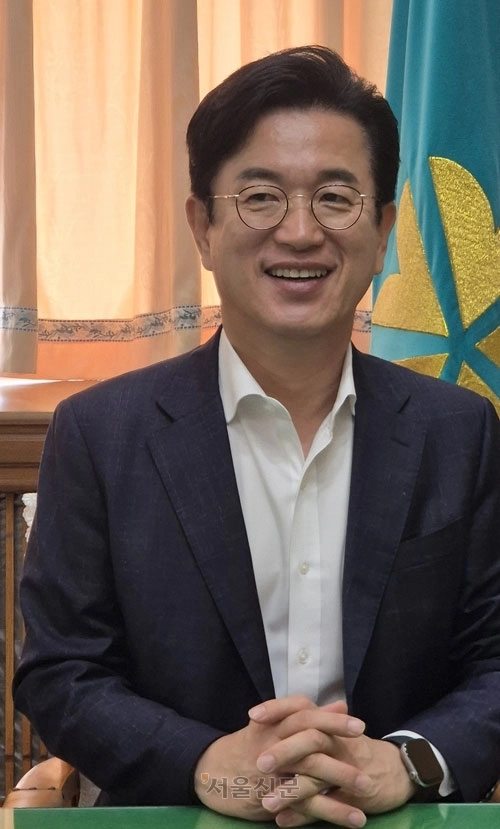 허태정 대전시장 당선인이 지난 30일 옛 충남도청에 마련된 대전시장직 인수위원회 집무실에서 시민 주권과 민생 회복을 위한 시정 방향을 설명하고 있다.