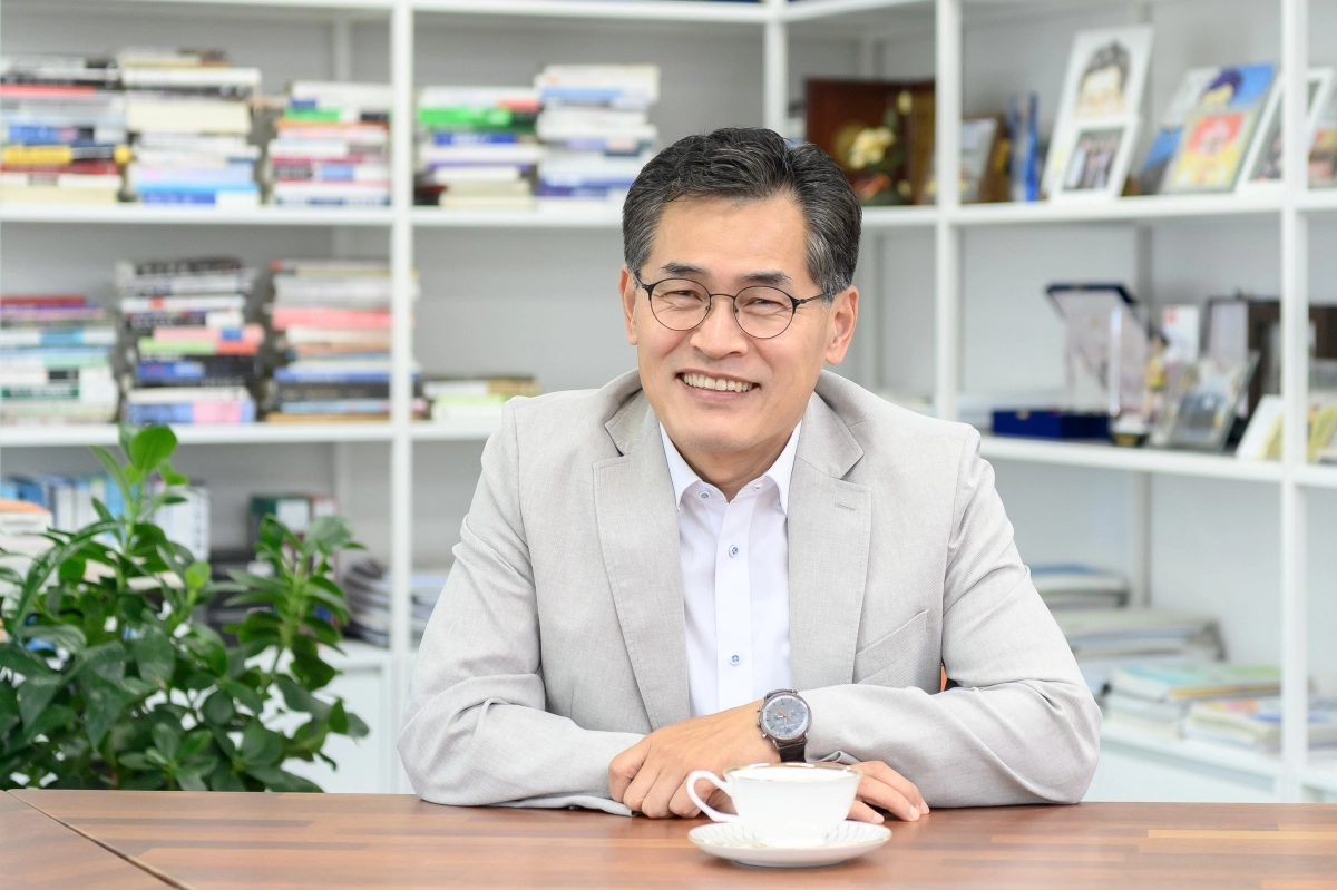 이기재 양천구청장이 30일 구청 집무실에서 서울신문 인터뷰에 앞서 밝은 미소와 함께 포즈를 취하고 있다. 이 구청장은 “단순한 관리자가 아니라 패러다임을 통째로 바꾸는 ‘도시 리모델링 전문가’가 되겠다”고 다짐했다. 양천구 제공