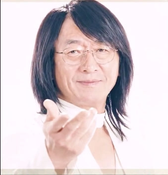 영화 ‘와일드 씽’에 등장하는 가상의 발라드 가수 ‘최성곤’ 캐릭터를 따라 한 정성호 법무부 장관의 모습