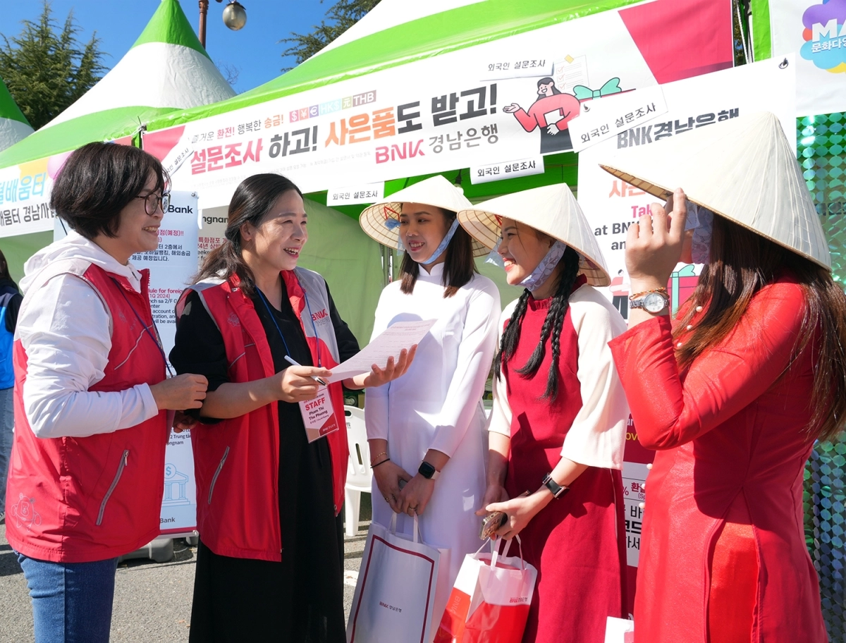 BNK경남은행이 경남 지역 대표 다문화 축제인 ‘맘프(MAMF)’에서 외국인 주민을 위한 맞춤형 금융 상담을 해 주고 있다.  BNK경남은행 제공