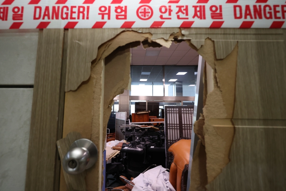 지난 2024년 12월 4일 오전 계엄군 국회 진입 통로로 사용됐던 국회 본관 2층 비품 창고의 문이 파손돼 있다. 창고 내부에는 국회 관계자들이 계엄군 진입을 막기 위해 바리케이드로 사용한 물품들이 쌓여 있다.  연합뉴스