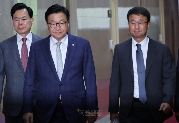 한병도(오른쪽부터) 더불어민주당 원내대표와 정점식 국민의힘 원내대표가 30일 22대 국회 하반기 원 구성을 위한 회동을 국회의장실에서 한 뒤 나오고 있다.  안주영 전문기자