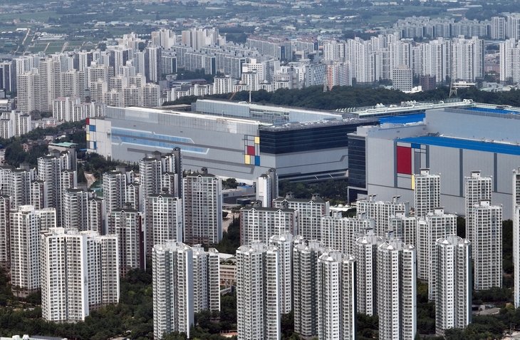 국토교통부는 30일 경기 화성시 동탄구, 용인시 기흥구, 구리시를 규제지역(조정대상지역·투기과열지구)과 토지거래허가구역으로 지정했다. 사진은 동탄역 일대 아파트 단지와 삼성전자 화성캠퍼스 모습. 연합뉴스