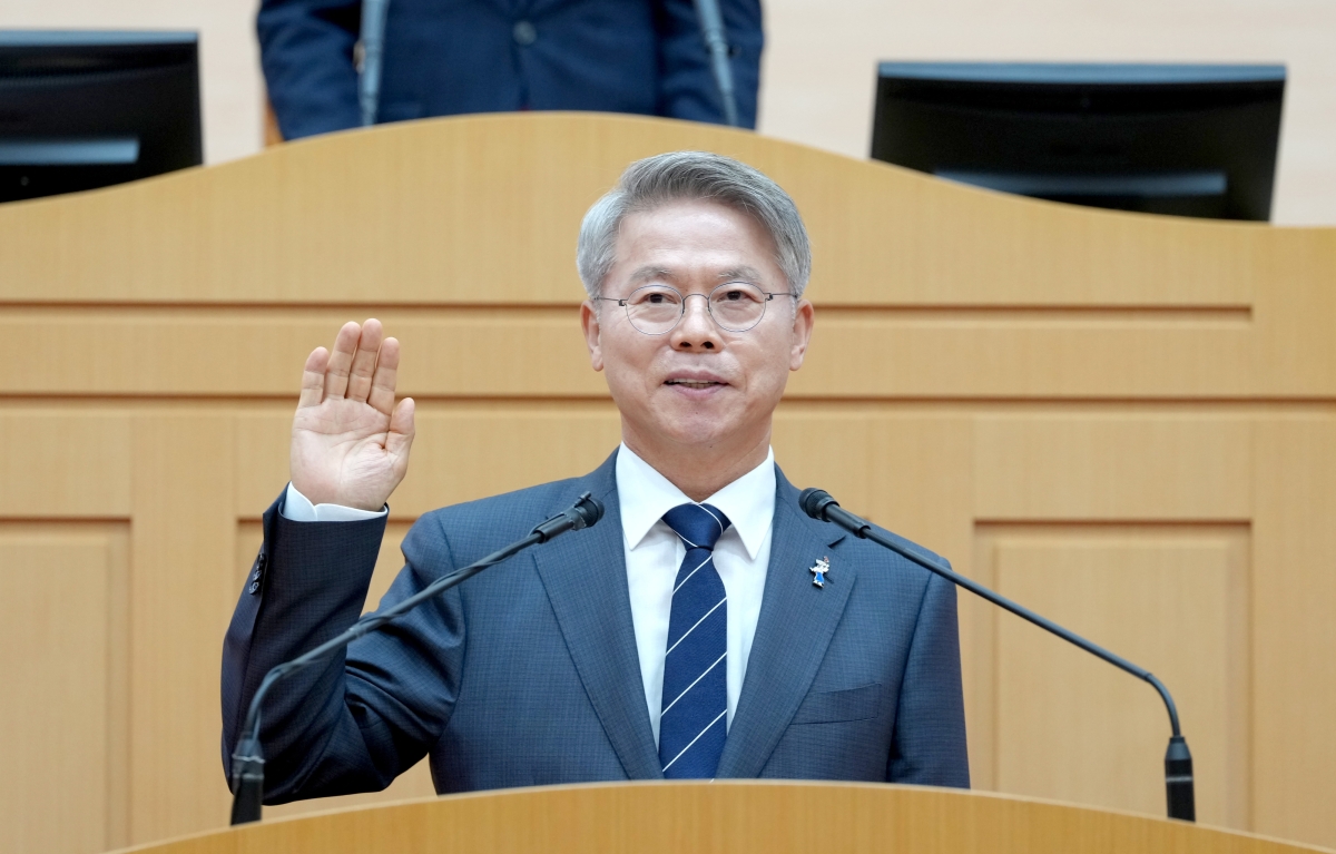 민형배 전남광주통합특별시장이 1일 무안 전남광주통합특별시의회 본회의장에서 취임선서를 하고 있다. 전남광주통합특별시 제공