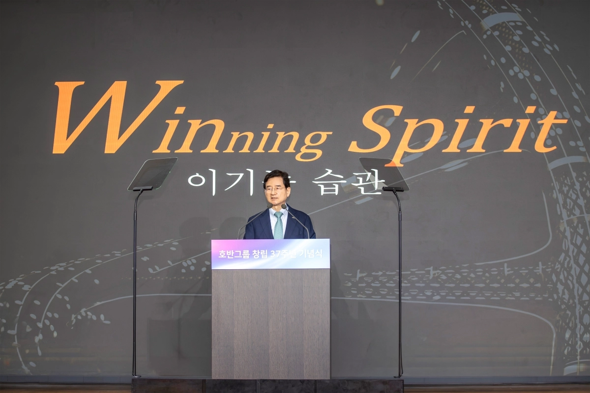 김선규 호반그룹 회장이 지난달 30일 서울 서초구 본사에서 열린 창립 37주년 기념식에서 임직원들에게 ‘정직과 원칙’의 기본 가치를 바탕으로 한 성장을 당부하고 있다. 호반그룹 제공