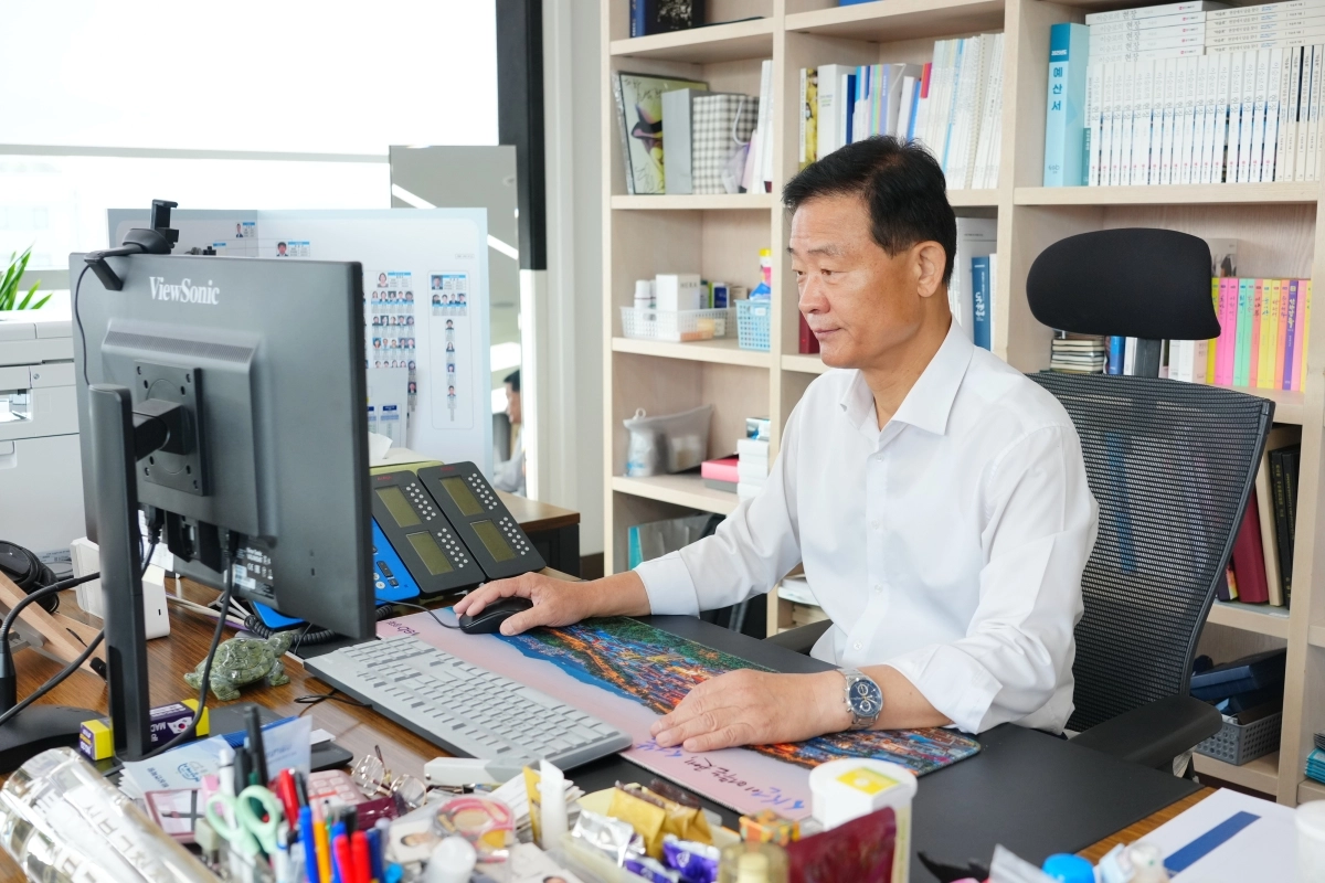 이승로 성북구청장이 민선9기 첫날인 1일 생활밀착형 복지 서비스를 제공하는 ‘성북해드림센터’ 를 1호 결재하고 있다. 성북구 제공