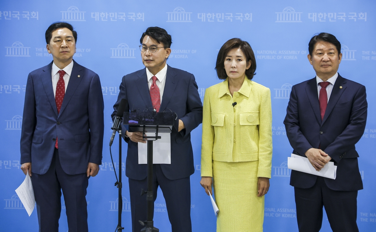 나경원 국민의힘 의원을 비롯한 김기현, 윤상현, 권영진 의원이 지난 7월1일 서울 여의도 국회 소통관에서 권창영 종합특검팀의 야당 국회의원 탄압수사 규탄 기자회견을 마친 뒤 백브리핑을 하고 있다. 뉴시스