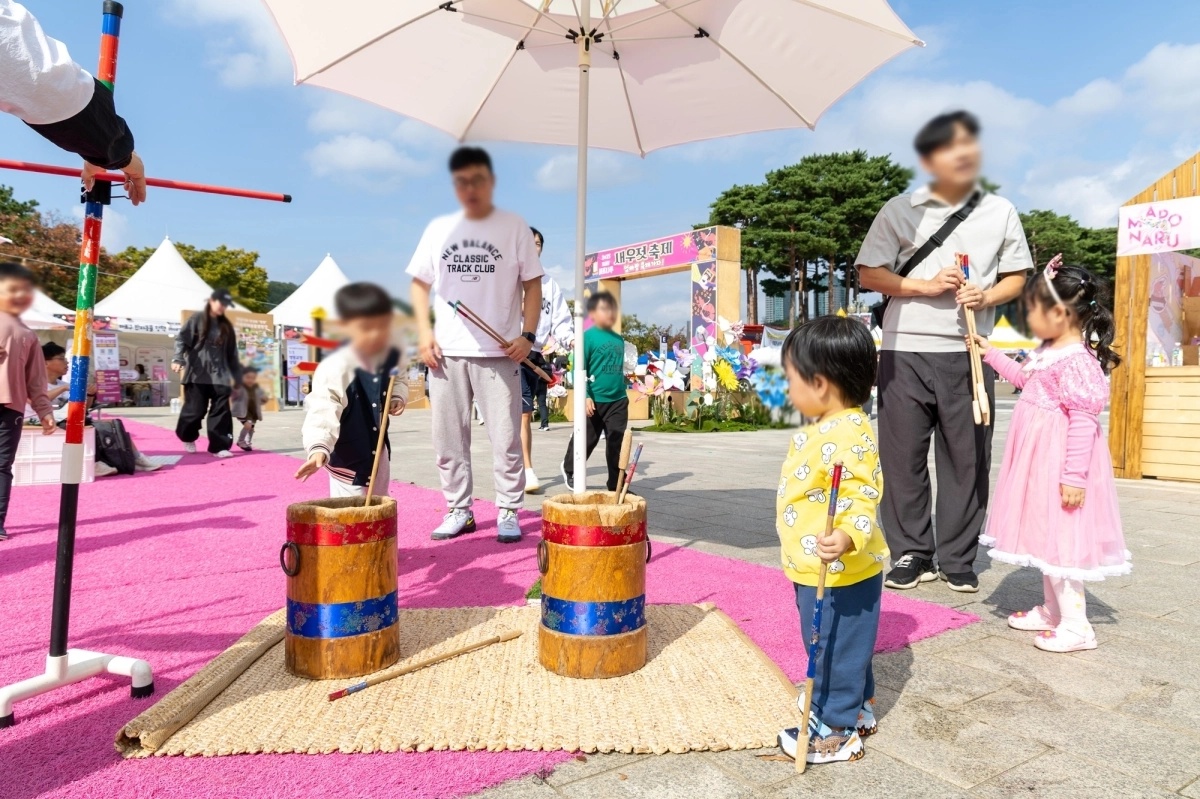 지난해 10월 열린 서울 마포구 새우젓축제에서 어린이들이 투호 체험을 하고 있다. 마포구 제공