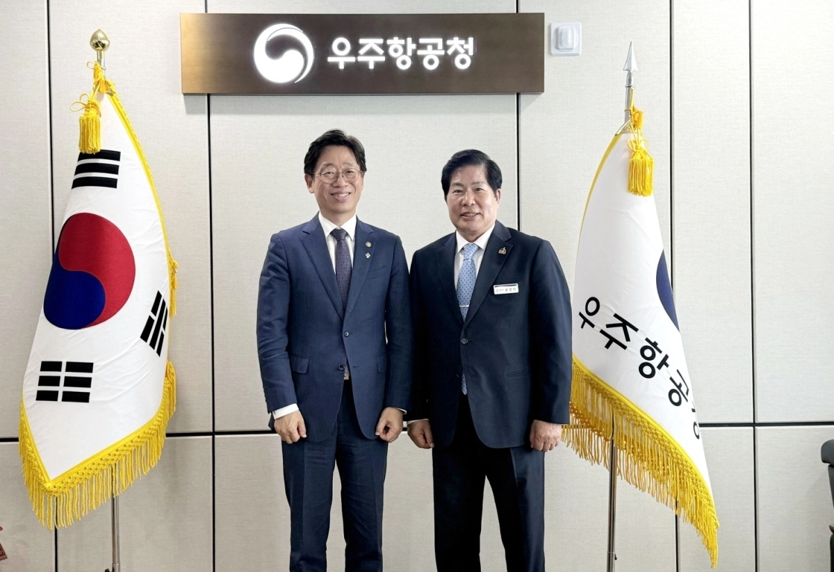 사진은 공영민(오른쪽) 고흥군수가 오태석 우주항공청장과 고흥의 우주항공 인프라 구축 방안을 논의한 후 기념촬영을 하고 있는 모습.