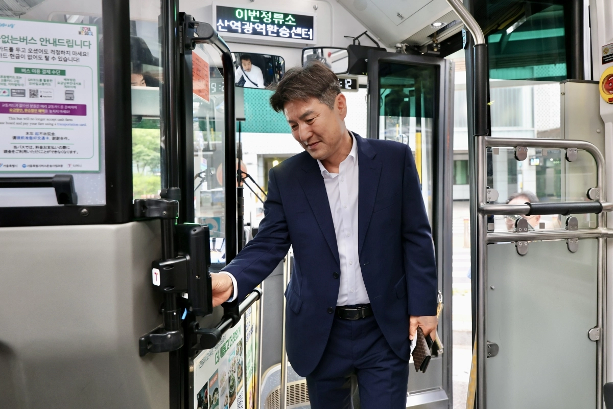 김동욱 도봉구청장이 1일 새벽 출근길 버스에 올라 카드를 찍고 있다. 도봉구 제공