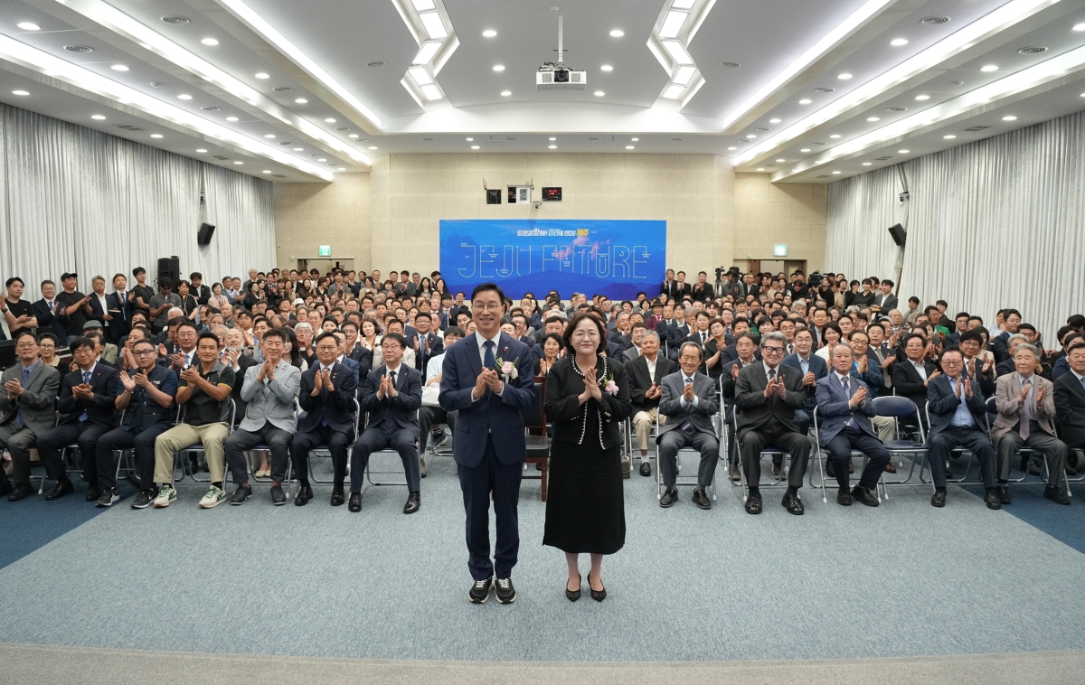 위성곤 제주지사와 부인 오수은 여사가 1일 제주도청 도청 탐라홀에서 열린 취임식에서 도청 직원들과 참석자들과 함께 포즈를 취하고 있다. 제주도 제공