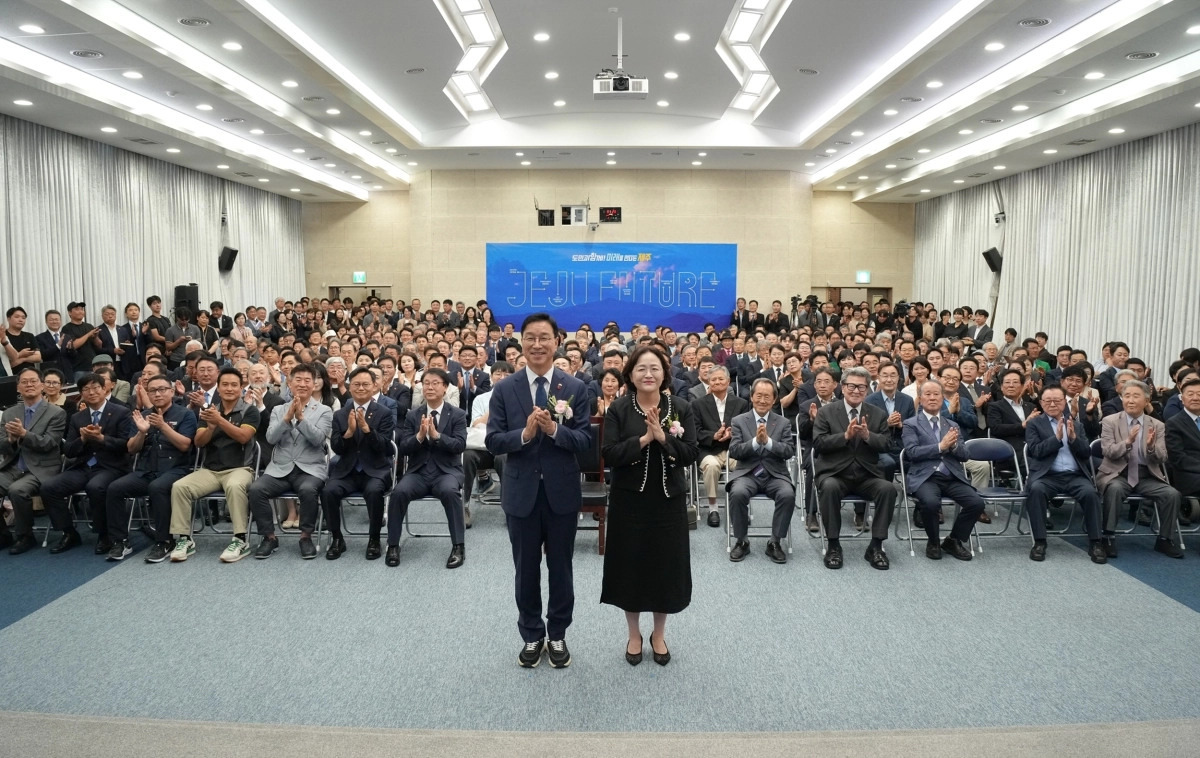 위성곤 제주지사와 부인 오수은 여사가 1일 제주도청 도청 탐라홀에서 열린 취임식에서 도청 직원들과 참석자들과 함께 포즈를 취하고 있다. 제주도 제공