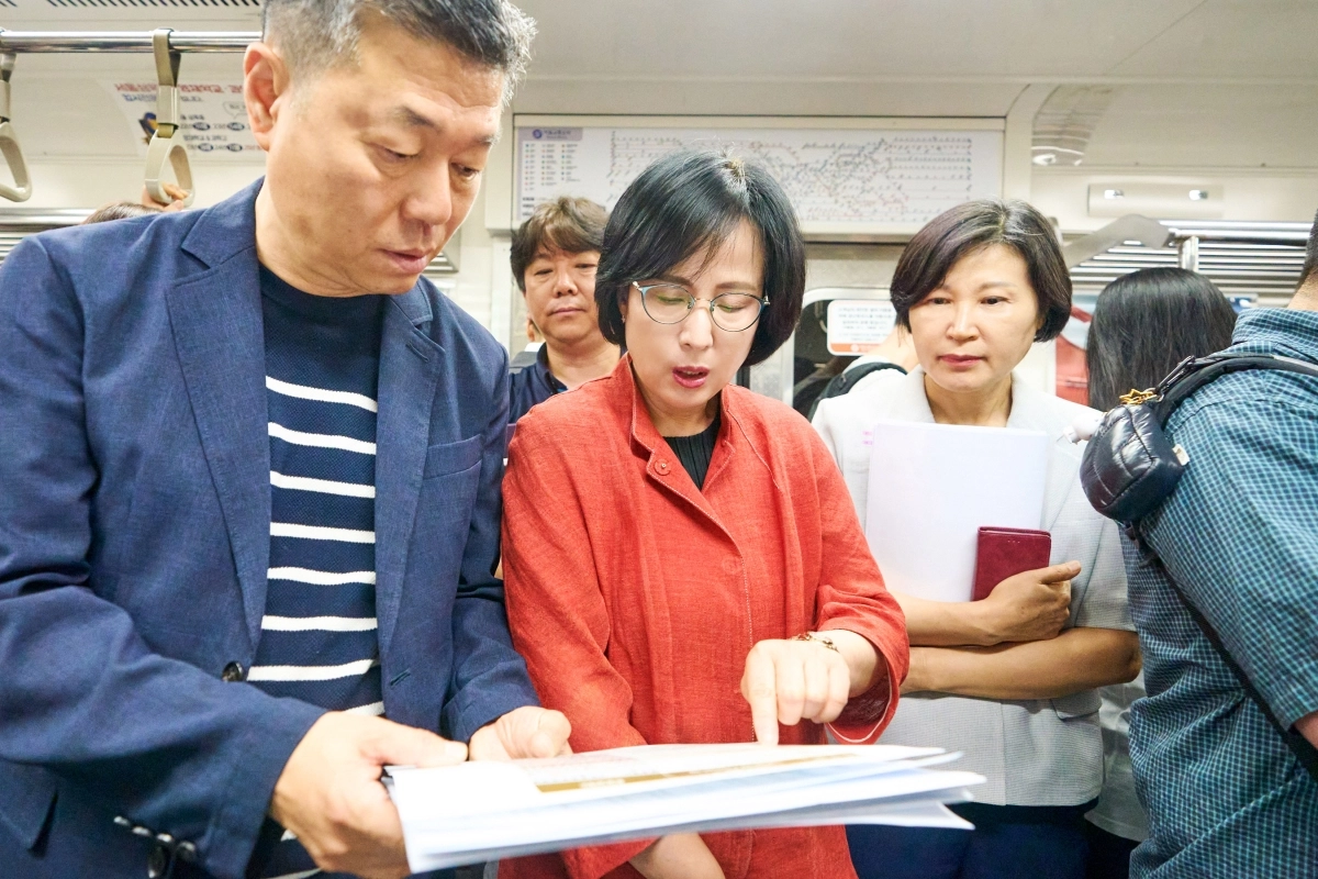 이수희(가운데) 서울 강동구청장이 1일 오전 지하철 8호선 별내역~천호역 열차에 탑승해 출근길 지하철 혼잡도를 직접 점검하고 있다. 강동구 제공