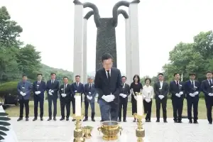 큰절하는 장기수 천안시장, 1호 결재 “공공시설 365일 운영”