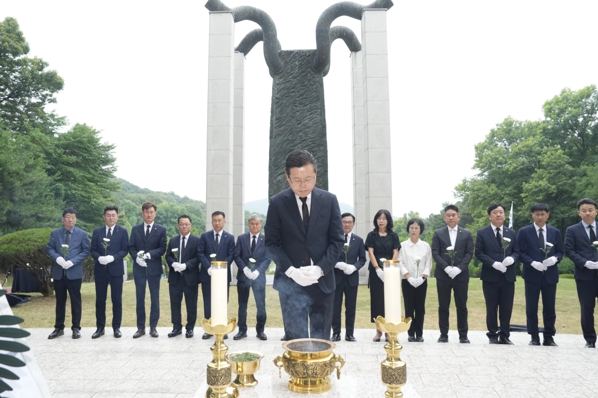 천안인의 상 참배하는 장기수 시장
