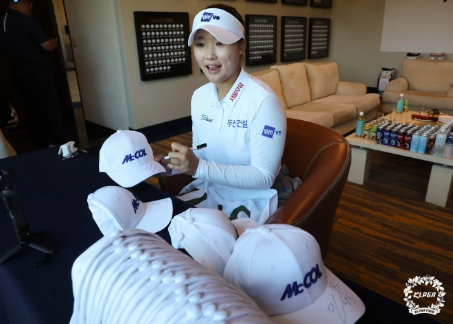 thumbnail - 왼손 타석·클럽·코치 다 없어요…김민솔이 오른손 골퍼 된 까닭