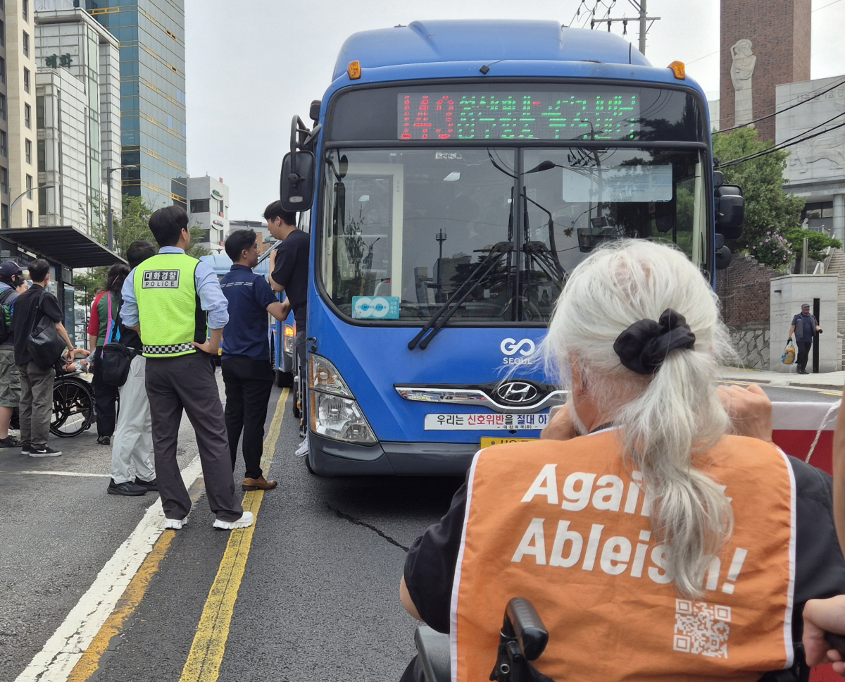 박경석 전국장애인차별철폐연대(전장연) 대표가 1일 서울 종로구 혜화로터리 버스 도로에 나와 143번 시내버스를 가로막으며 ‘서울 시내 저상버스 100% 도입’과 휠체어 이용 장애인의 이동권 보장을 촉구하고 있다. 반영윤 기자