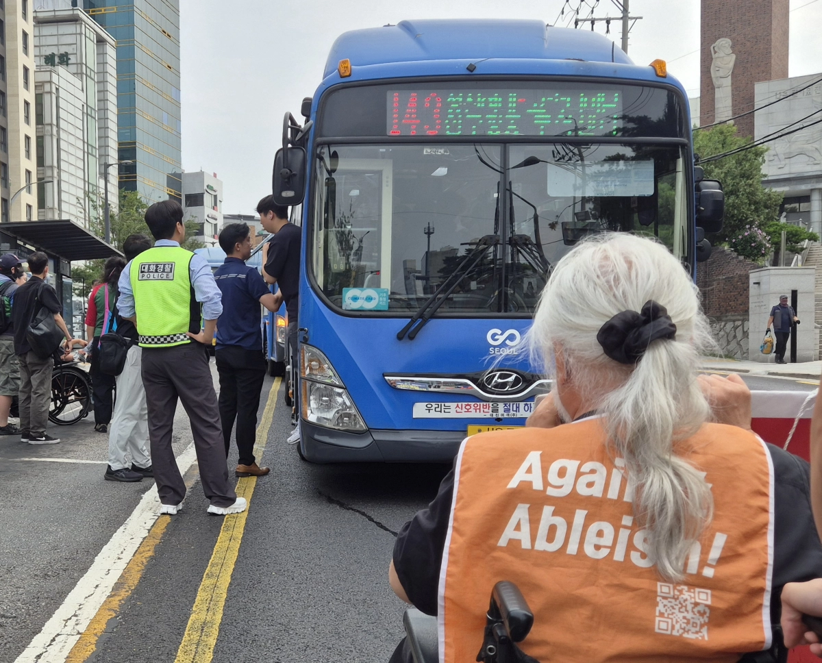 박경석 전국장애인차별철폐연대(전장연) 대표가 1일 서울 종로구 혜화로터리 버스 도로에 나와 143번 시내버스를 가로막으며 ‘서울 시내 저상버스 100% 도입’과 휠체어 이용 장애인의 이동권 보장을 촉구하고 있다. 반영윤 기자