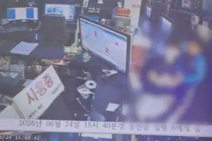 thumbnail - 피시방 금고 턴 초등생들…CCTV에 인사하고 “넘버원” 조롱까지 thumbnail - 피시방 금고 턴 초등생들…CCTV에 인사하고 “넘버원” 조롱까지