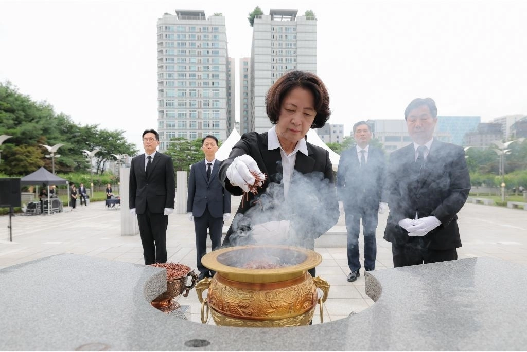 추미애 경기도지사가 1일 오전 수원 현충탑에서 분향을 하고 있다. 경기도 제공