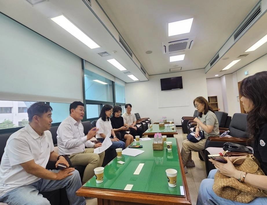 지난 6월 30일 성수전략정비구역 제4지구 재개발 조합 관계자 및 조합원들과 간담회를 가진 황철규 의원(왼쪽 위에서부터 네 번째). 서울시의회 제공
