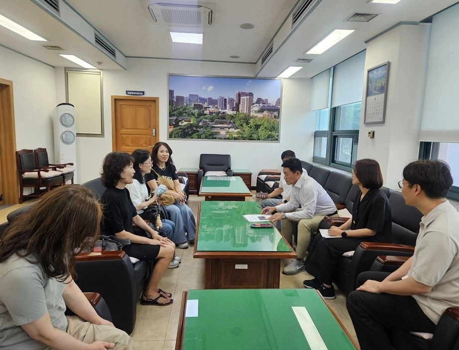 지난 6월 30일 성수전략정비구역 제4지구 재개발 조합 관계자 및 조합원들과 간담회를 가진 황철규 의원. 서울시의회 제공