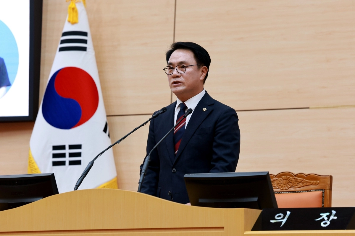 송형곤 전남광주통합특별시의회 의장이 특별시의회 1호 법안인 ‘반도체 전략투자 지원 조례’를 대표 발의하고 있다.