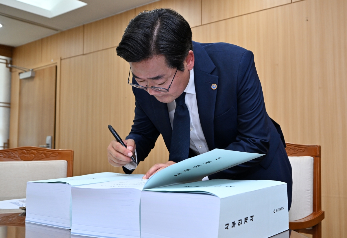 박찬대 인천시장이 1일 시청 접견실에서 사무인계인수서에 서명을 하고 있다. 인천시 제공