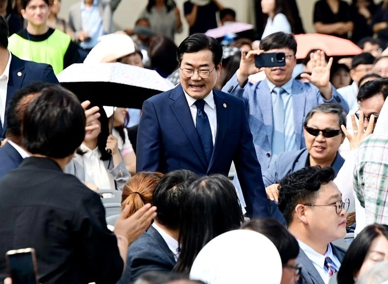 박찬대 인천시장이 1일 시청 애뜰광장에서 열린 ‘민선9기 인천광역시장 취임식’에서 시민들과 인사하며 입장하고 있다. 인천시 제공