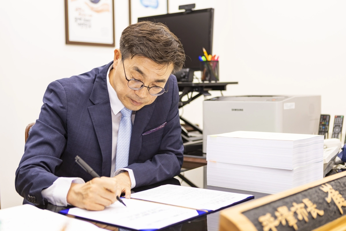 최원용 평택시장이 ‘평택 30분 생활권 구축 TF 구성 및 운영계획’(1호 결재)에 서명하고 있다. 평택시 제공