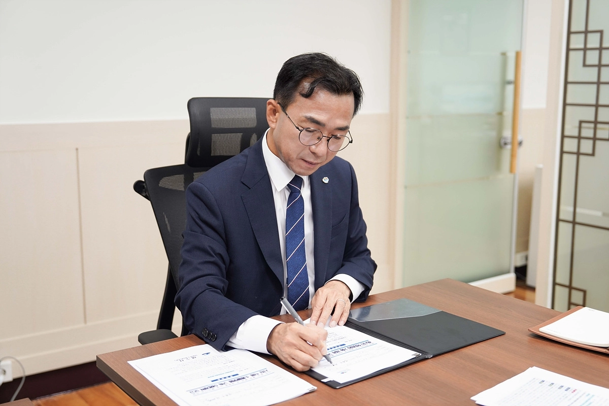 서영학 여수시장이 1일 취임 1호 결재를 하고 있다.