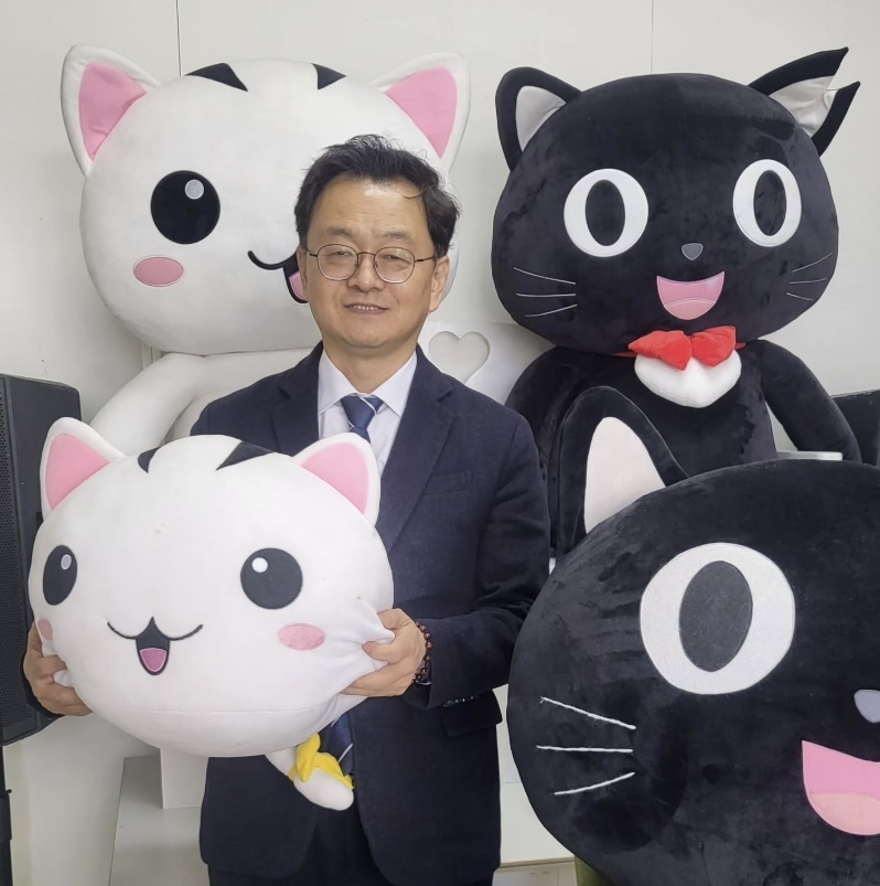 민경선 신임 고양시장이 6·3 지방선거 당시 ‘고양고양이’ 캐릭터와 함께 사진을 찍고 있다. 자료 : 민경선 고양시장 인스타그램