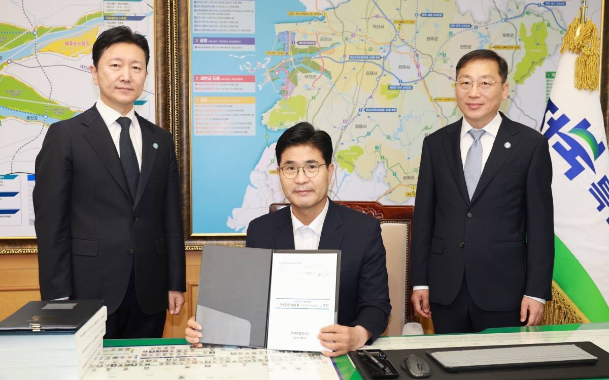 이원택 전북지사(가운데)가 간부회의 생중계를 민선 9기 1호 결재로 처리했다. 전북도 제공