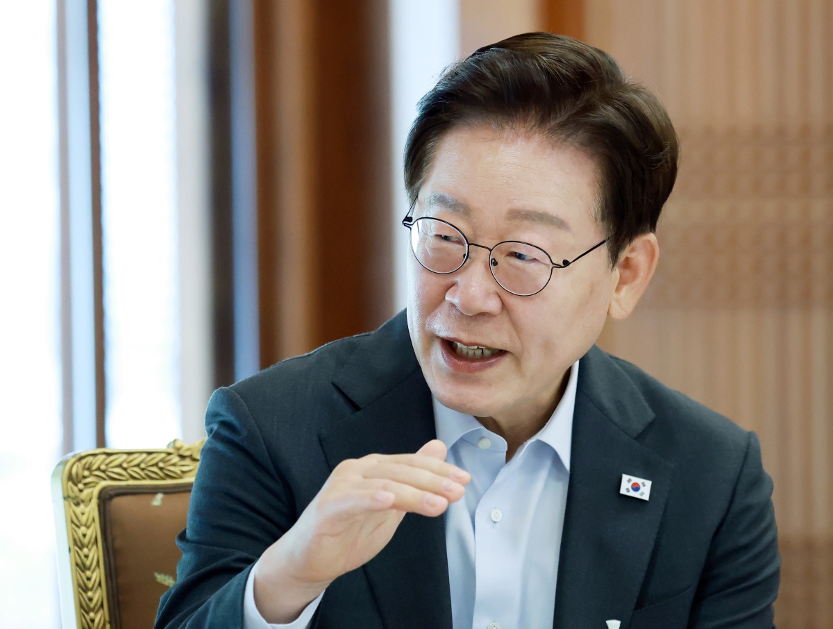 문재인 전 대통령과 차담 나누는 이재명 대통령