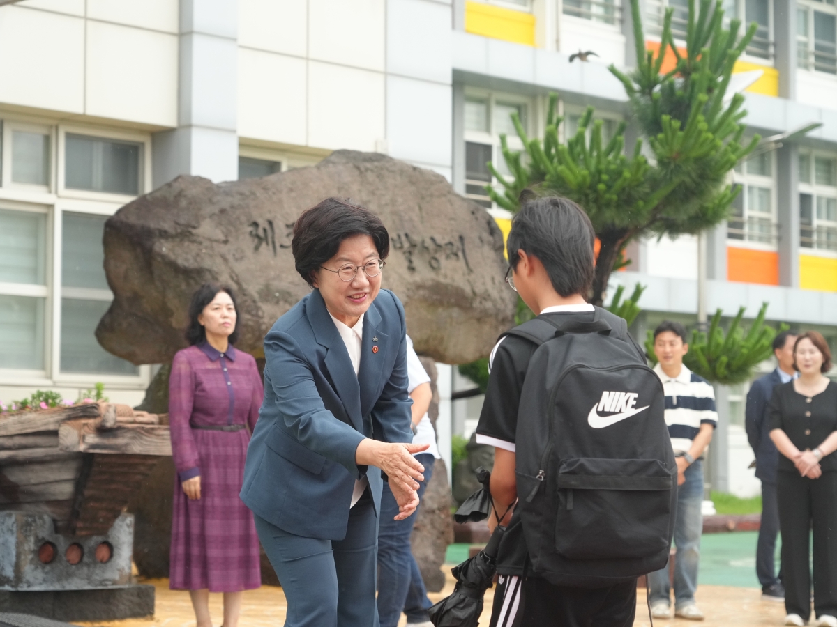 고의숙 제주도교육감이 1일 취임식을 열지 않고 곧바로 학교 현장을 찾는 것으로 첫 업무를 시작했다. 사진은 첫 현장방문학교인 북초등학교에서 학생과 인사하는 모습. 제주도교육청 제공