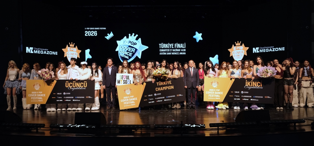 지난달 27일(현지시간) 열린 ‘2026 K팝 커버댄스 페스티벌 인 튀르키예’에 참가자들이 기념사진을 찍고 있다.