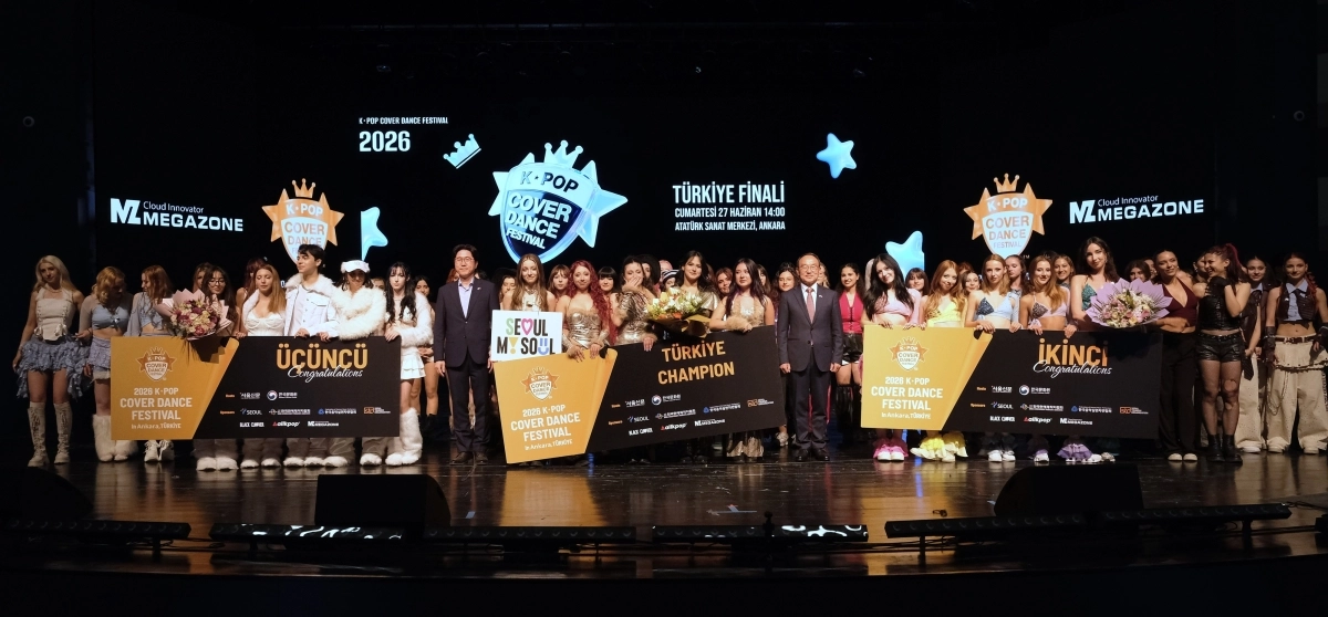 지난달 27일(현지시간) 열린 ‘2026 K팝 커버댄스 페스티벌 인 튀르키예’에 참가자들이 기념사진을 찍고 있다.