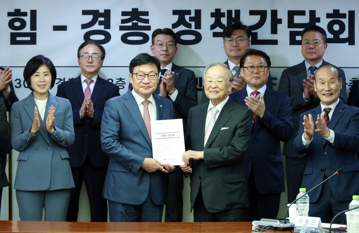 정점식 국민의힘 원내대표가 1일 서울 마포구 대흥동 경총회관을 방문해 손경식 한국경영자총협회 회장과 정책 간담회를 열기에 앞서 경영계 건의사항을 받고 있다. 연합뉴스
