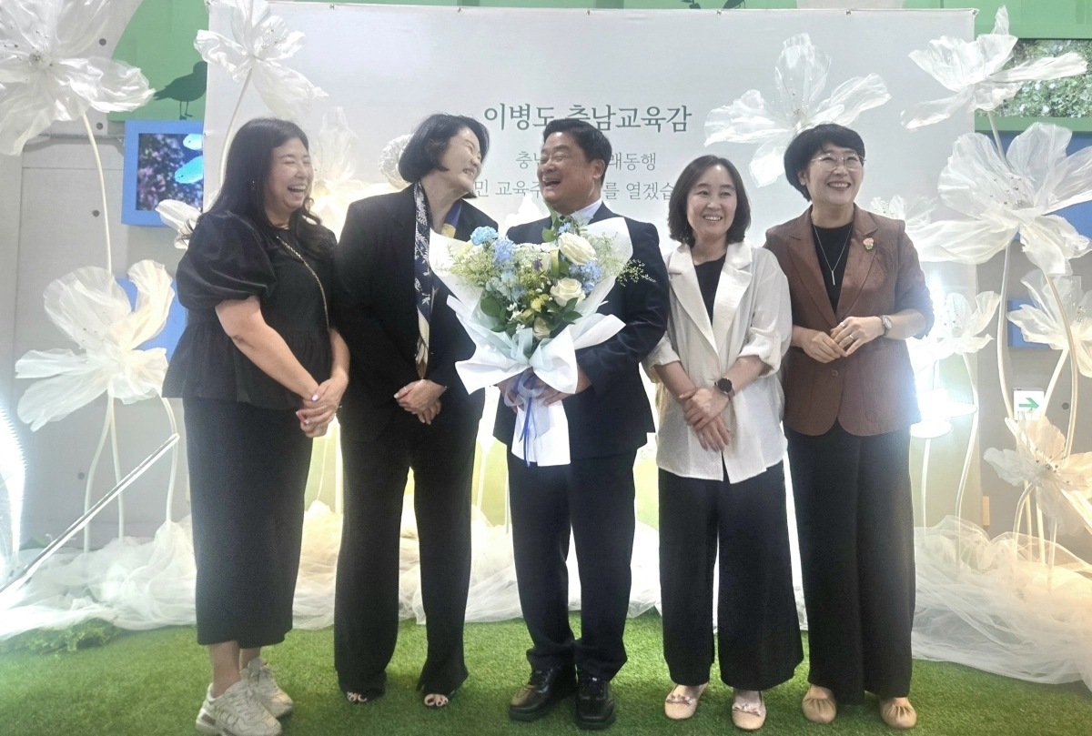 이병도 충남교육감이 1일 오후 아산의 충청남도교육청과학교육원에서 열린 취임식에서도민들에게 꽃을 받으며 환화게 웃고 있다. 이종익 기자