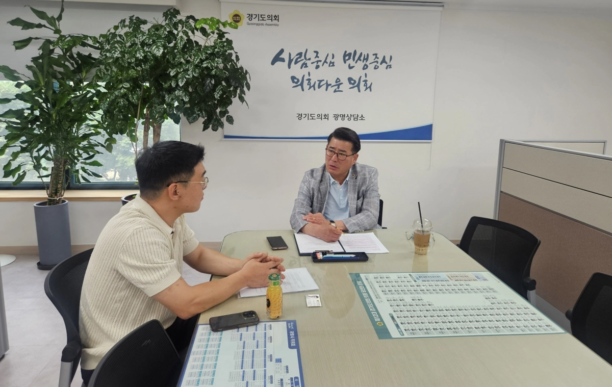 ▲ 유종상 경기도의원이 경기도의회 광명상담소에서 광명·시흥 공공개발사업 지구 내 기업 관계자로부터 애로사항을 청취하며 해결 방안을 논의하고 있다. (사진=경기도의회)