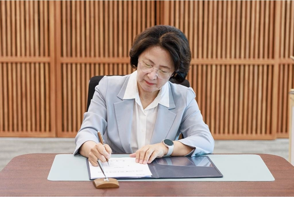 추미애 경기도지사가 1일 오후 도청 집무실에서 제1호 결재를 하고 있다. 경기도 제공