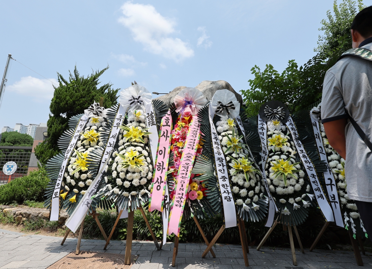 배재고 야구부 선수들이 5.18 민주화운동을 희화화한 사건이 국민적 공분을 사고 있는 가운데 지난 1일 서울 강동구 배재고 앞에 근조화환이 놓여 있다.  대한야구소프트볼협회(KBSA)는 이날 스포츠공정위원회를 열고 배재고 야구부에 6개월 출전정지라는 중징계를 내렸다.     연합뉴스