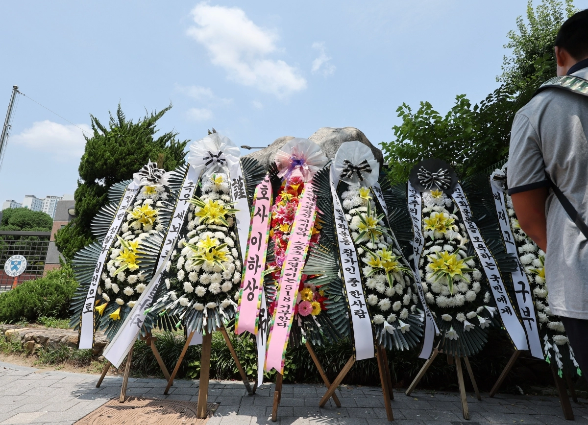 배재고 야구부 선수들이 5.18 민주화운동을 희화화한 사건이 국민적 공분을 사고 있는 가운데 지난 1일 서울 강동구 배재고 앞에 근조화환이 놓여 있다.  대한야구소프트볼협회(KBSA)는 이날 스포츠공정위원회를 열고 배재고 야구부에 6개월 출전정지라는 중징계를 내렸다.     연합뉴스