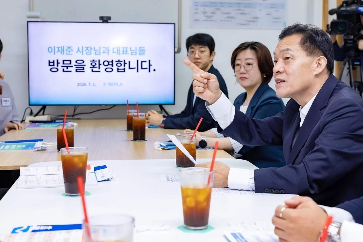 이재준 수원시장이 취임 첫날인 1일 영통구 신동 벤처기업 ㈜리플라를 찾아 청년벤처기업인 7명과 소통 간담회를 주재하고 있다. 수원시 제공
